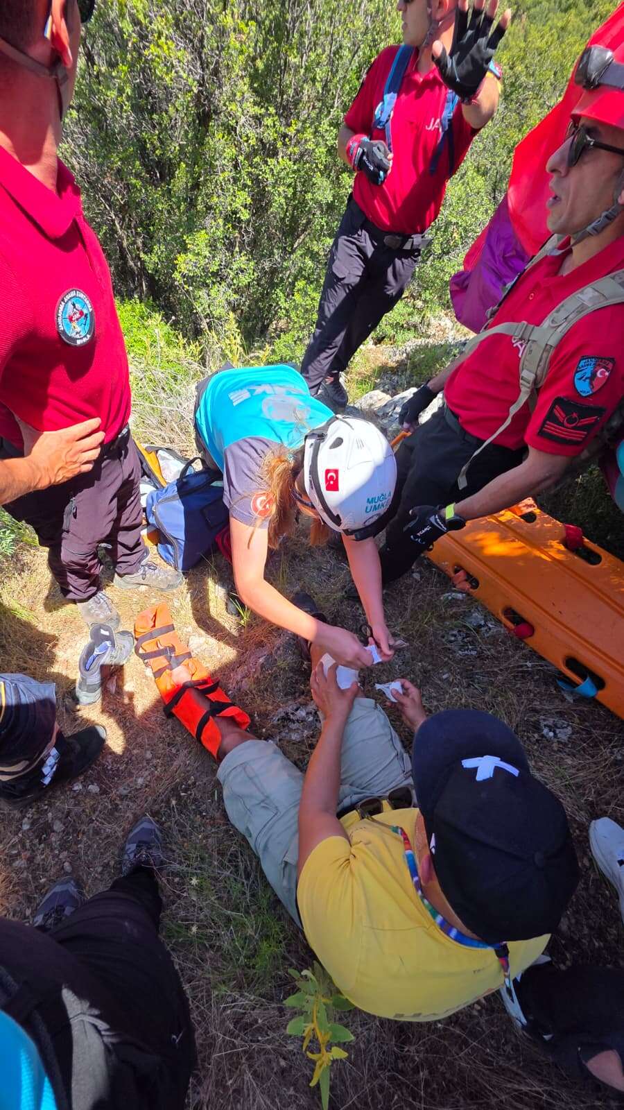 Rus Turisti Kurtarmak İçin Ekipler Zamanla Yarıştı: Babadağ'da Yamaç Paraşütü Kazası, Pilot ve Yolcu Yaralandı 2